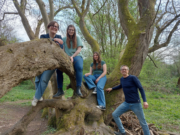 Foto des Projektteams TREE-ING vor einem Baum