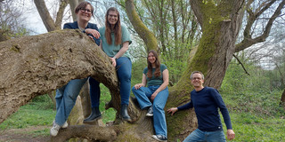 Foto des Projektteams TREE-ING vor einem Baum