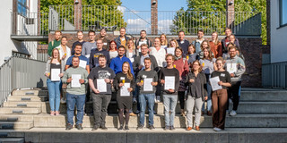 Gruppenfoto: Die Teilnehmer*innen von Start in die Lehre mit ihren Zertifikaten