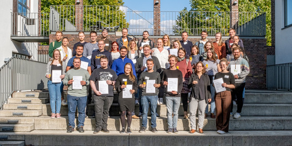 Gruppenfoto: Die Teilnehmer*innen von Start in die Lehre mit ihren Zertifikaten