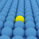 Foto: viele blaue Bälle, die in Reihen angeordnet sind, in der Mitte liegt ein gelber Ball