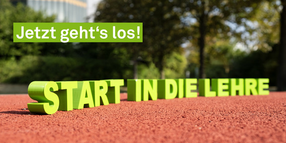 Schriftzug "Start in die Lehre" auf einer Tartanbahn