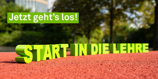 Schriftzug „Start in die Lehre“ auf einer Tartanbahn