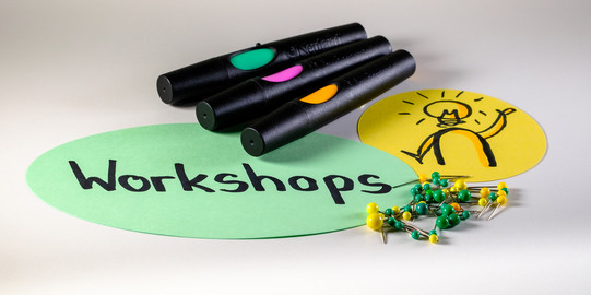 Workshops Moderationsmaterialien: Beschriftete Metaplankarten, Moderationsstifte, Pinnadeln