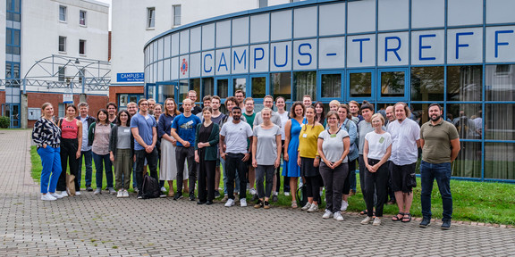 Gruppenfoto: Die Teilnehmenden und das Team Hochschuldidaktik vor dem Campus-Treff nach dem Abschluss der Veranstaltung Start in die Lehre 2024