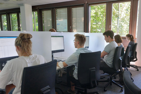 Foto: Studierende an den Arbeitsplätzen im E-Prüfungsraum