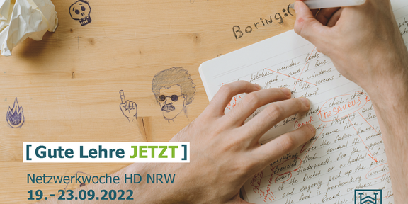 Foto: Ein bekritzelter Schultisch mit einer korrigierten Arbeit. Am Tisch sitzt eine Person, von der nur die Hände zu sehen sind, und diese schreibt das Wort "boring" auf die Tischplatte