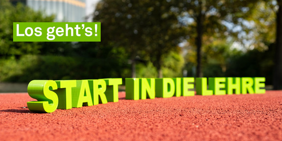 Schriftzug „Start in die Lehre“ auf einer Tartanbahn