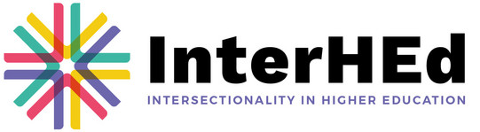 InterHEd – Intersectionality in Higher Education Logo des Projekts InterHEd: Auf der linken Seite ein Strahlenkreis in unterschiedlichen Farben, rechts daneben das Akronym "InterHEd", darunter der Projekttitel "Intersectionality in Higher Education"