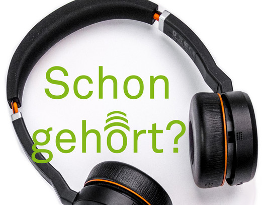 Foto: Kopfhörer (Ausschnitt) mit dem Schriftzug "Schon gehört?"