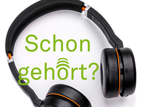 Foto: Kopfhörer (Ausschnitt) mit dem Schriftzug "Schon gehört?"