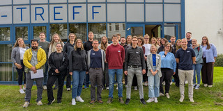 Gruppenfoto: Die Teilnehmenden und das Team Hochschuldidaktik vor dem Campus-Treff nach dem Abschluss der Veranstaltung Start in die Lehre 2025