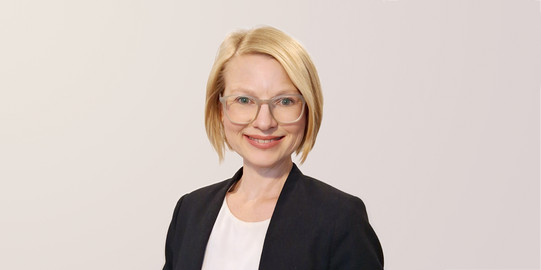 Porträtfoto von Dr. Julia Mergner