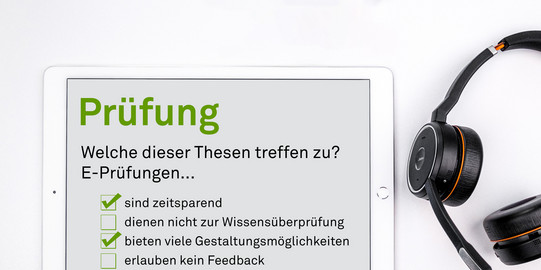 Tablet mit einem Online-Test, daneben liegt ein Kopfhörer