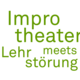 Güner Schriftzug: Improtheater meets Lehrstörung, wobei die Buchstaben am Rand teilweise abgeschnitten sind