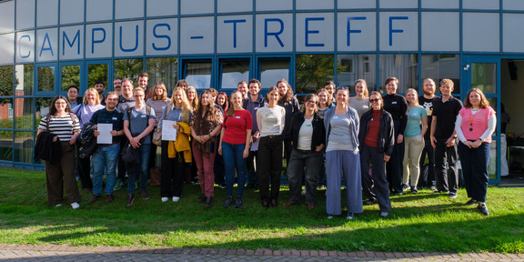 Gruppenfoto: Die Teilnehmenden der Veranstaltung Start in die Lehre 2026 und das Team Hochschuldidaktik vor dem Campus-Treff