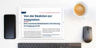 Tablet mit dem Beitrag, daneben ein Mobiltelefon, eine Kaffeetasse und eine Computermaus