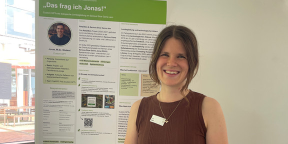 Tanja Nebel steht vor dem Poster „Das frag ich Jonas! – Custom GPTs als Lernbegleitung“