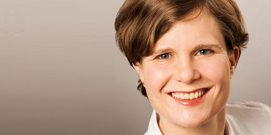 Porträtfoto von Dr. Katrin Stolz