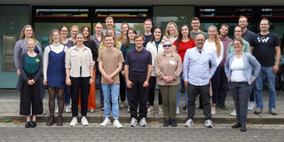 Gruppenfoto: Die Teilnehmenden und das Team Hochschuldidaktik vor dem Erich-Brost-Haus nach dem Abschluss der Veranstaltung Start in die Lehre 2023