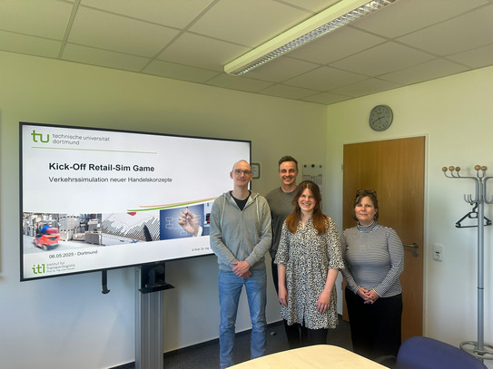 Foto: Team des Projekts RetailSim-Game: Clemens Balke, Marius Dellbrügge, Tanja Nebel, Dr. Katrin Stolz
