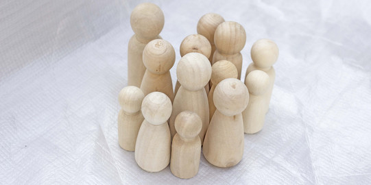 Team Beigefarbene Spielfiguren auf einem weißen Hintergrund