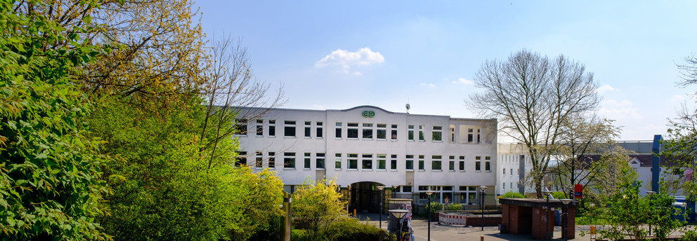 CDI-Gebäude auf dem Campus Nord, ein weißes Gebäude