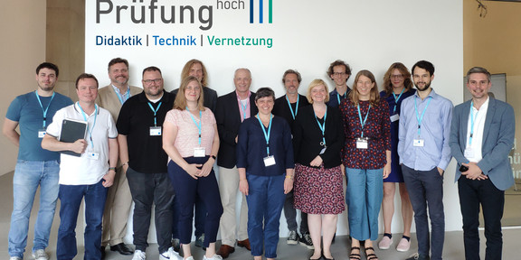 Gruppenfoto: die ausgewählten Fellows des Fellowship-Programms Prüfung hoch III Drei