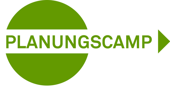 Logo für das Planungscamp: Links ein grüner Kreis auf weißem Hintergrund. Durch den Kreis geht horizontal ein weißer Balken mit dem Schriftzug „Planungscamp“ der mit einem grünen Pfeil nach rechts abschließt