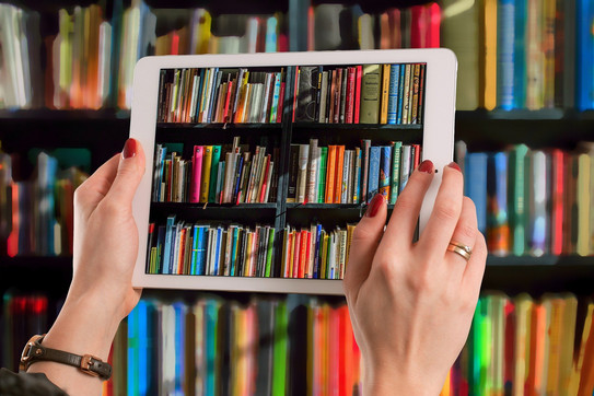 Tablet vor einem Bücherregal