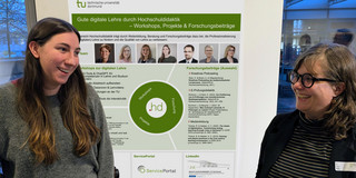 Foto: Kim Hebben und Dr. Katrin Stolz vor ihrem Poster auf dem Tag der digitalen Lehre 2024