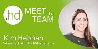 Porträtfoto von Kim Hebben. Links daneben das Logo des Bereichs Hochschuldidaktik in einem weißen Kreis und der Schriftzug „Meet the Team, Kim Hebben, wissenschaftliche Mitarbeiterin“