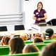 Studierende sitzen zum Studienstart in einer Vorlesung.