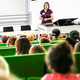 Studierende sitzen zum Studienstart in einer Vorlesung.