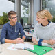 Beratungssituation Zwei Personen sitzen an einem Tisch
