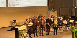 Übergabe der Preise auf dem Podium. Von links nach rechts: Wiebke Möhring, Katrin Stolz, Volker Mattick, Markus Alex, Stephanie Steden, Andrea Martin.